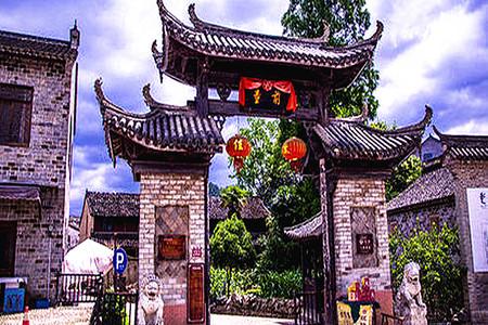 白色露肩T恤搭配格子百褶裙,青春靓丽的美丽搭配,你觉得怎么样?红迪网 - 分享你的热点话题
